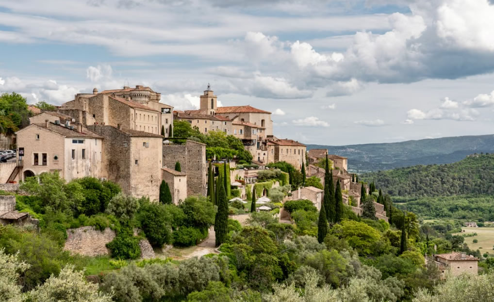 Gordes: La Joya de Piedra Blanca del Luberon
