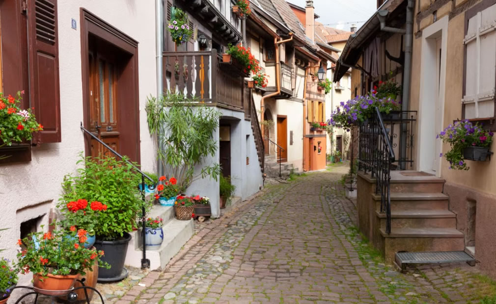 Eguisheim: Un Paseo en Círculos por el Corazón de Alsacia